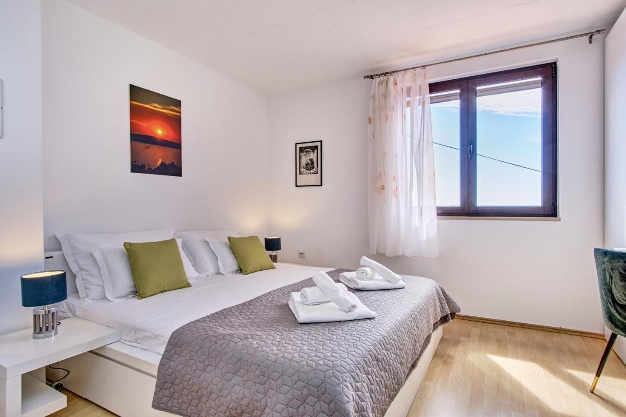 Apartment Mateo Miholascica Екстер'єр фото
